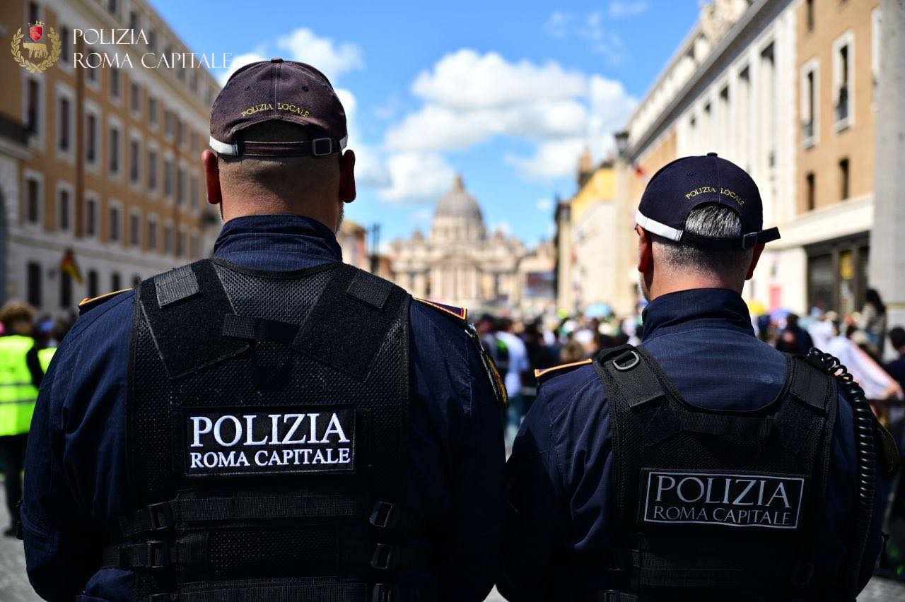 Roma – Via della Conciliazione, ingente sequestro di articoli sacri e prodotti alimentari venduti illegalmente