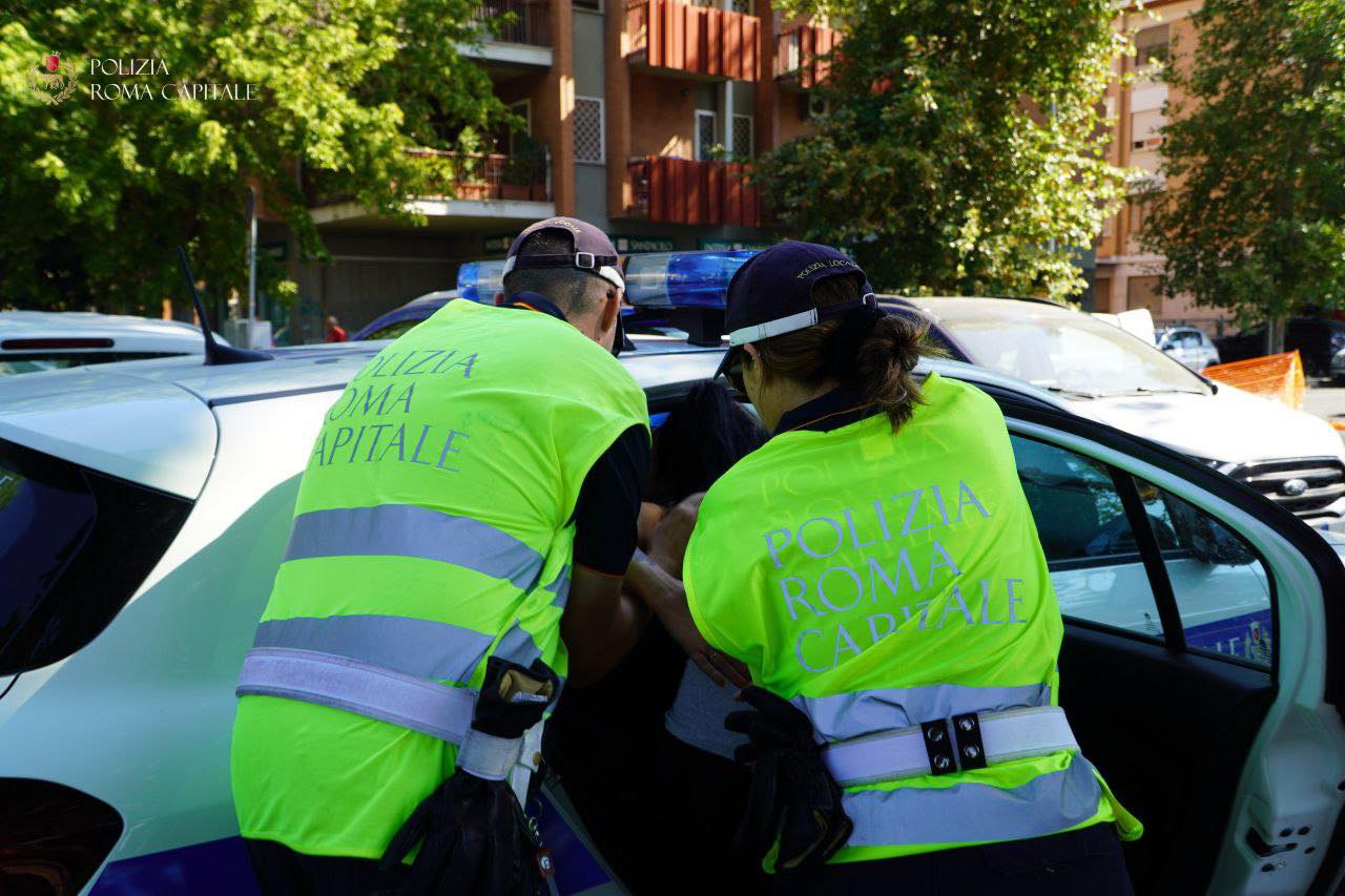 Roma: maltratta la mamma, arrestato 26enne in campo rom Gordiani
