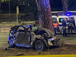 Roma, fiaccolata dei residenti di Ardeatino-Tormarancia dopo l’incidente di Beatrice: “Serve più sicurezza sulle strade”