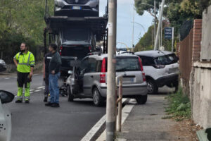 Roma – Paura in in via della Magliana: tir perde il rimorchio, due auto travolte