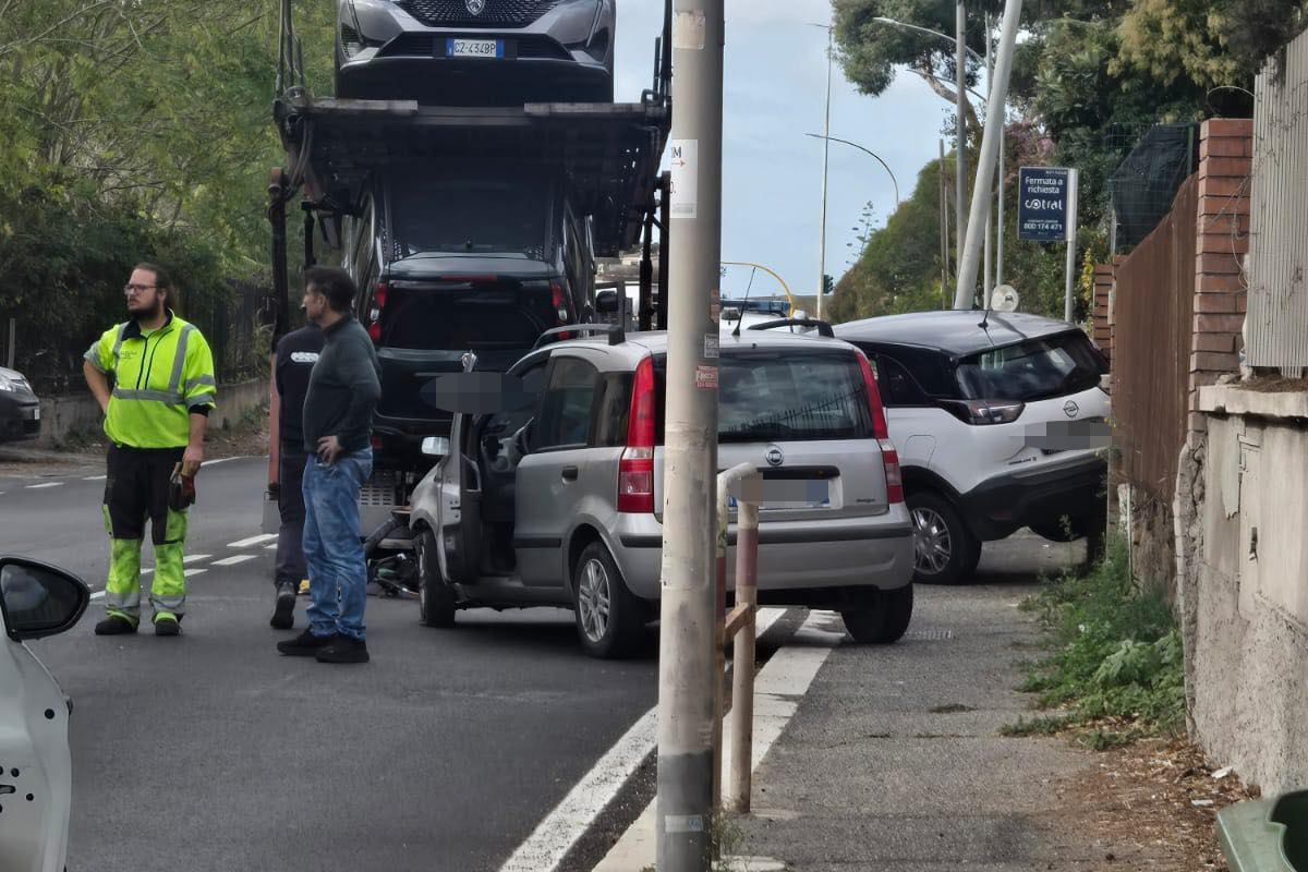 Roma – Paura in in via della Magliana: tir perde il rimorchio, due auto travolte