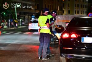 Ostia – Fermato senza patente con coltello e droga, denunciato