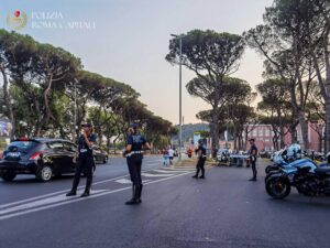 Roma – Stadio Olimpico, intercettato parcheggiatore abusivo: occupava posti auto per rivenderli a 10 euro ciascuno
