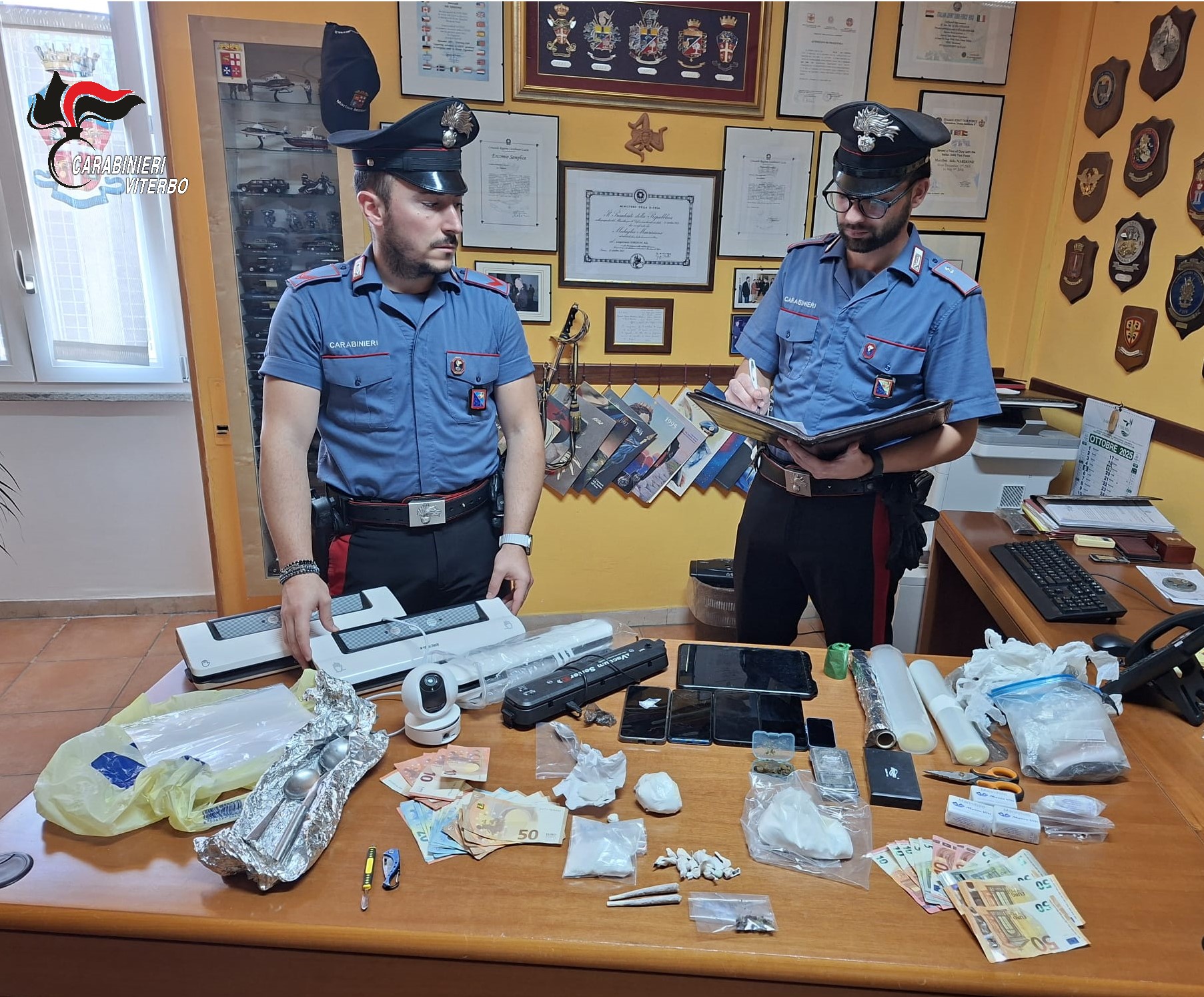 Canino – 42enne del posto ai domiciliari, trovato con cocaina, crack, hashish e marijuana in casa