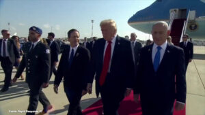Trump accolto all’aeroporto Ben Gurion da Herzog e Netanyahu