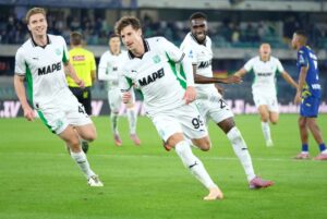 Il Sassuolo vince a Verona, al Bentegodi decide Pinamonti