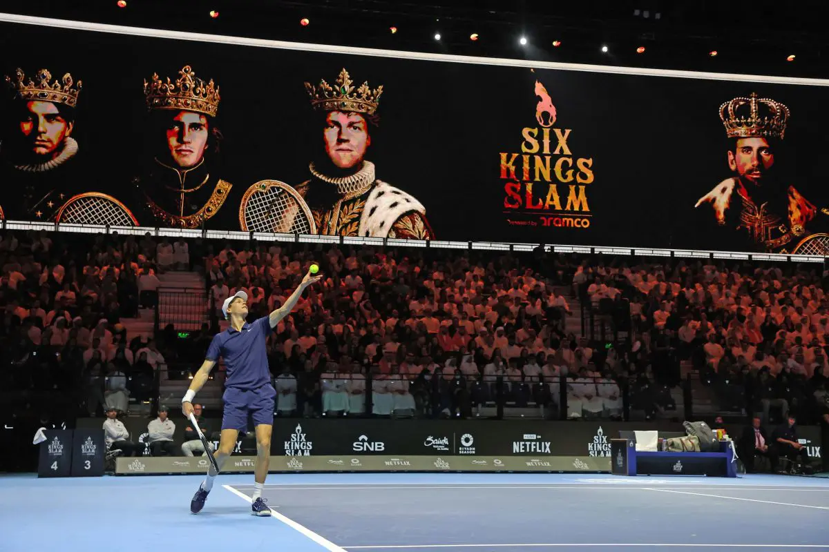 Sinner batte Alcaraz in finale e vince il “Six Kings Slam”