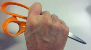 Prende a forbiciate il collega che non lo ha salutato: arrestato per tentato omicidio