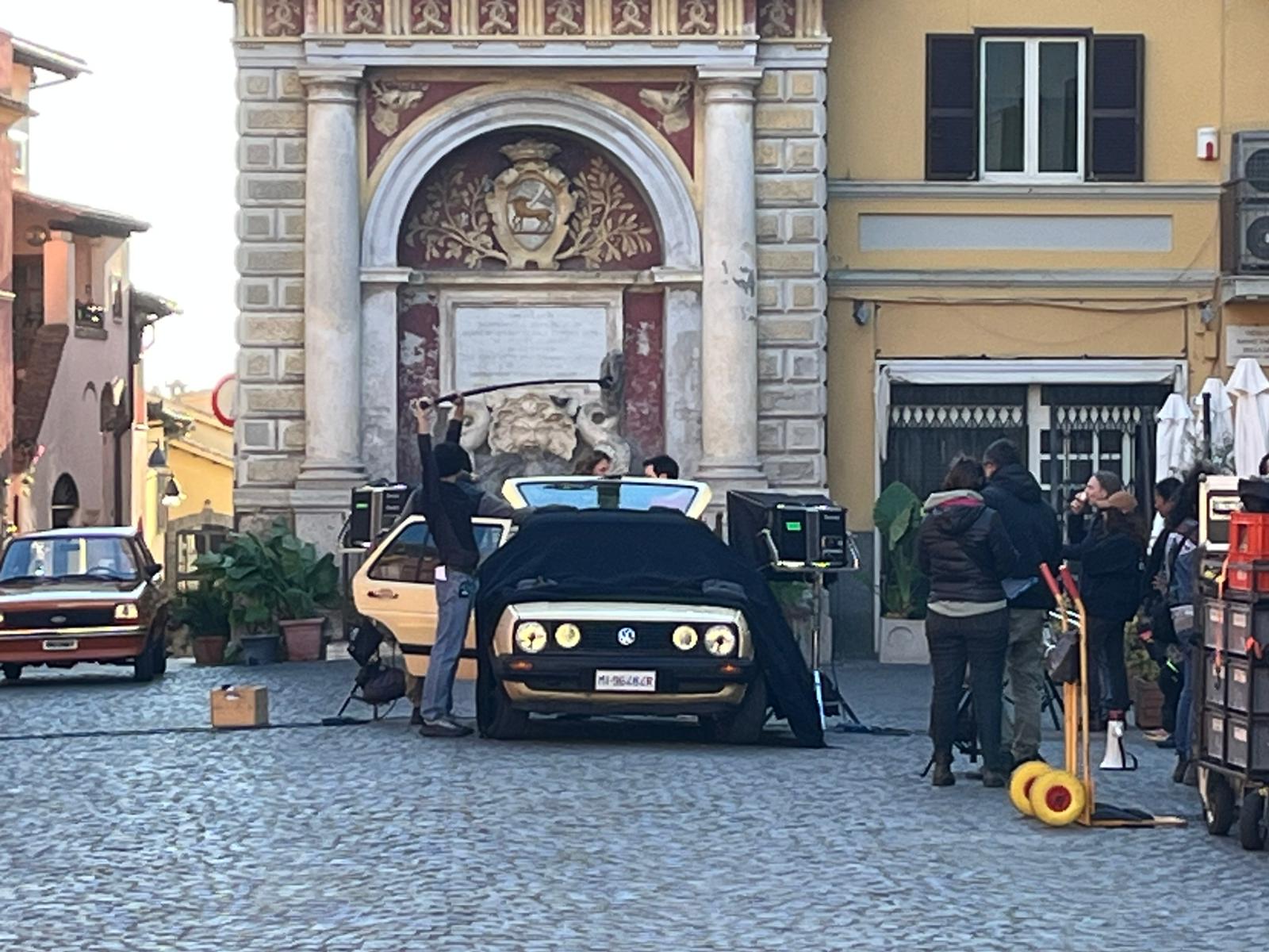 “Hanno ucciso l’uomo ragno”: Cerveteri si trasforma per ospitare il set della serie sugli 883