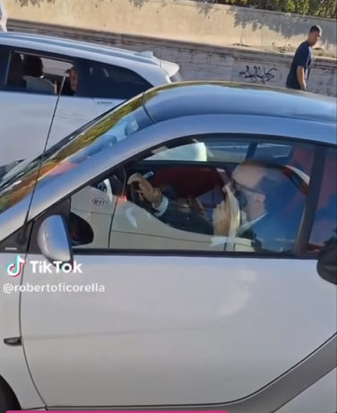 Diventa virale il video di Benigni in auto senza cinta e al telefono: i fan lo chiamano e lui li ignora (VIDEO)