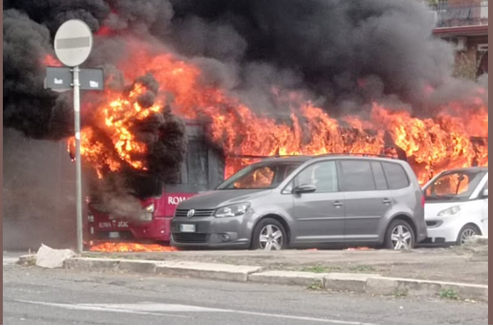 Roma, attimi di paura al Pigneto: bus Atac in fiamme