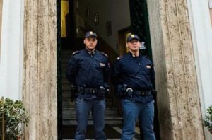 Roma – Solo e con problemi tenta il suicidio nella notte, due agenti eroi lo salvano