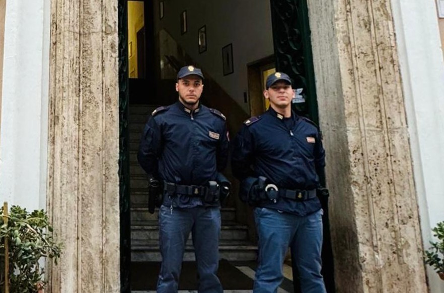 Roma – Solo e con problemi tenta il suicidio nella notte, due agenti eroi lo salvano