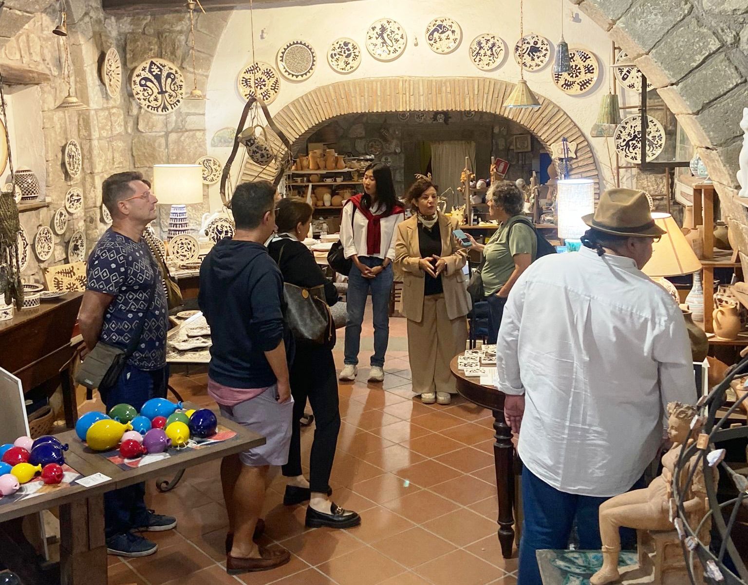 L’Enit ha scelto Daniela Lai: la stampa internazionale in visita nella bottega della ceramista civitonica