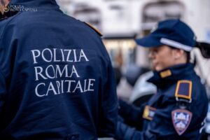 Roma – Aggredisce una donna e poi si scaglia contro gli agenti: 40enne arrestato al Pigneto