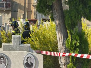 Civitavecchia – Paura al cimitero monumentale: crolla parte del muro, proprio di Ognissanti