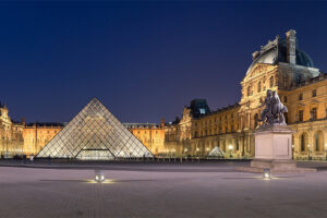 Parigi – Clamoroso furto al Louvre: rubati i gioielli di Napoleone: “Valore inestimabile”