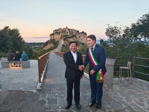 Il ministro dell’Agricoltura cinese Han Jun a sorpresa a Civita di Bagnoregio: tappa fuori Roma della missione FAO (FOTO)