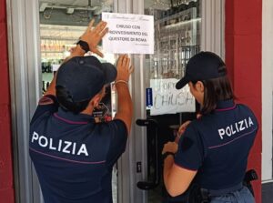Roma – Coltellate e spari in un bar per resa dei conti, la Polizia lo chiude per 15 giorni