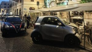 Tunisino fugge all’alt dei carabinieri e si schianta contro un locale, strage sfiorata (FOTO)