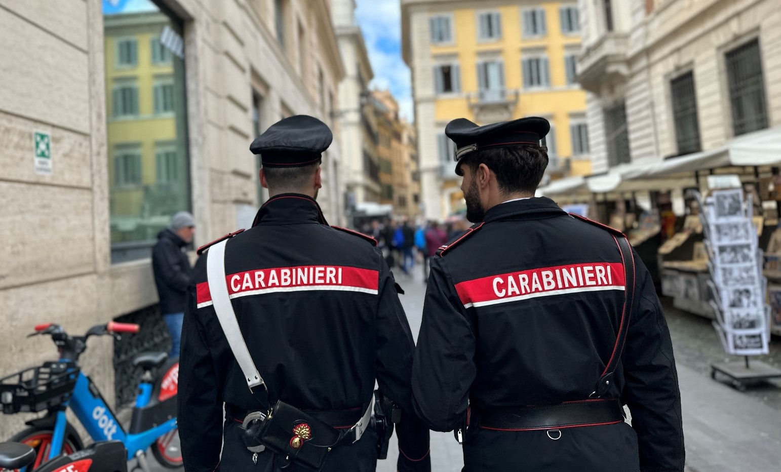 Turista cinese molestata da finto fotografo, arrivano i carabinieri