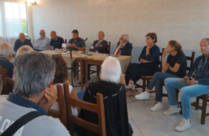 Santa Marinella – Assemblea affollata alla Quartaccia: cittadini e Comune uniti per il ricorso al TAR