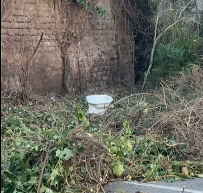 Viterbo – Via Genova, lavori al parcheggio chiuso per sicurezza: riemerge anche un wc abbandonato