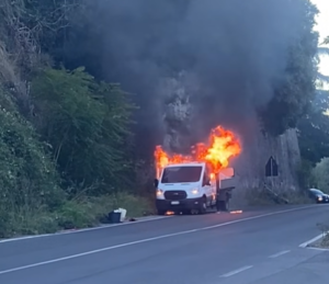 Viterbo – Mezzo in fiamme sulla Cassia Sud, traffico in tilt (VIDEO)