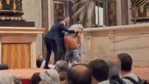 Roma – Uomo orina sull’altare della Basilica di San Pietro, sgomento tra la folla (VIDEO)