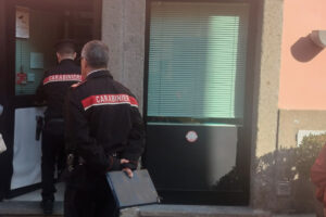 Viterbo – Colpo alla gioielleria Rotisciani, ladri in fuga con un bottino da 100mila euro: si cerca un’Alfa Romeo rossa