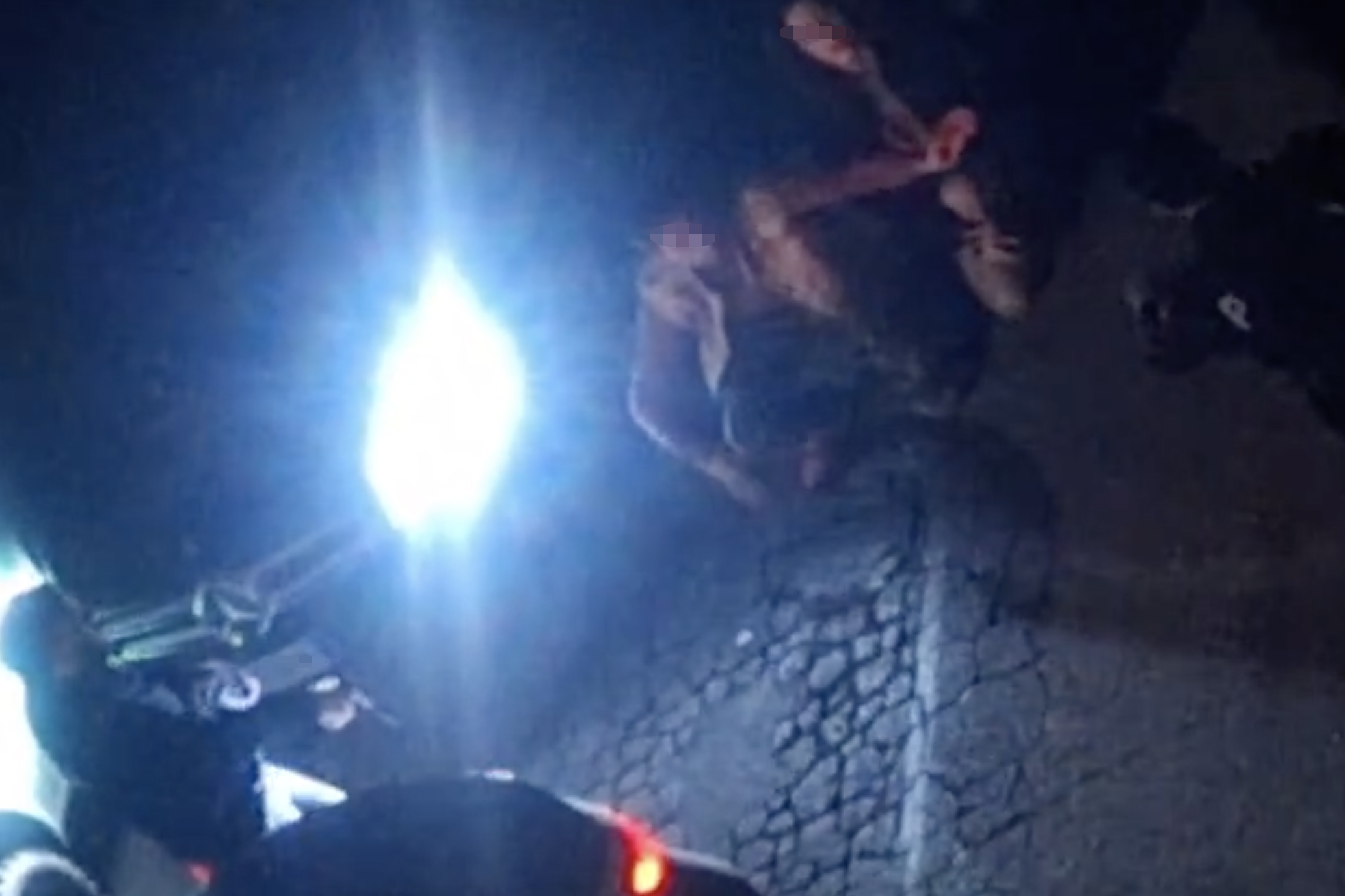 Civitavecchia – Inseguimento da film: la Polizia fa scendere i sospetti con le pistole in pugno (VIDEO)