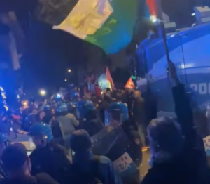 Roma – Momenti di tensione alla manifestazione per la Palestina: la polizia usa gli idranti in piazza Verdi