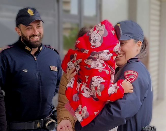 Roma – Notte di paura e speranza: due agenti salvano la vita della piccola Alice