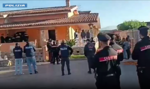 ROMA – Demoliti due immobili occupati abusivamente in via Arzachena: operazione congiunta delle Forze dell’Ordine (VIDEO)