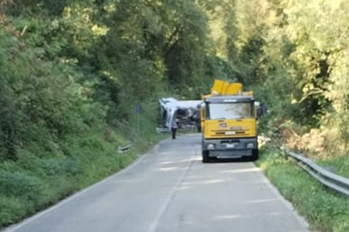 Tir si ribalta, chiusa la provinciale tra Gallese e Orte scalo (FOTO)