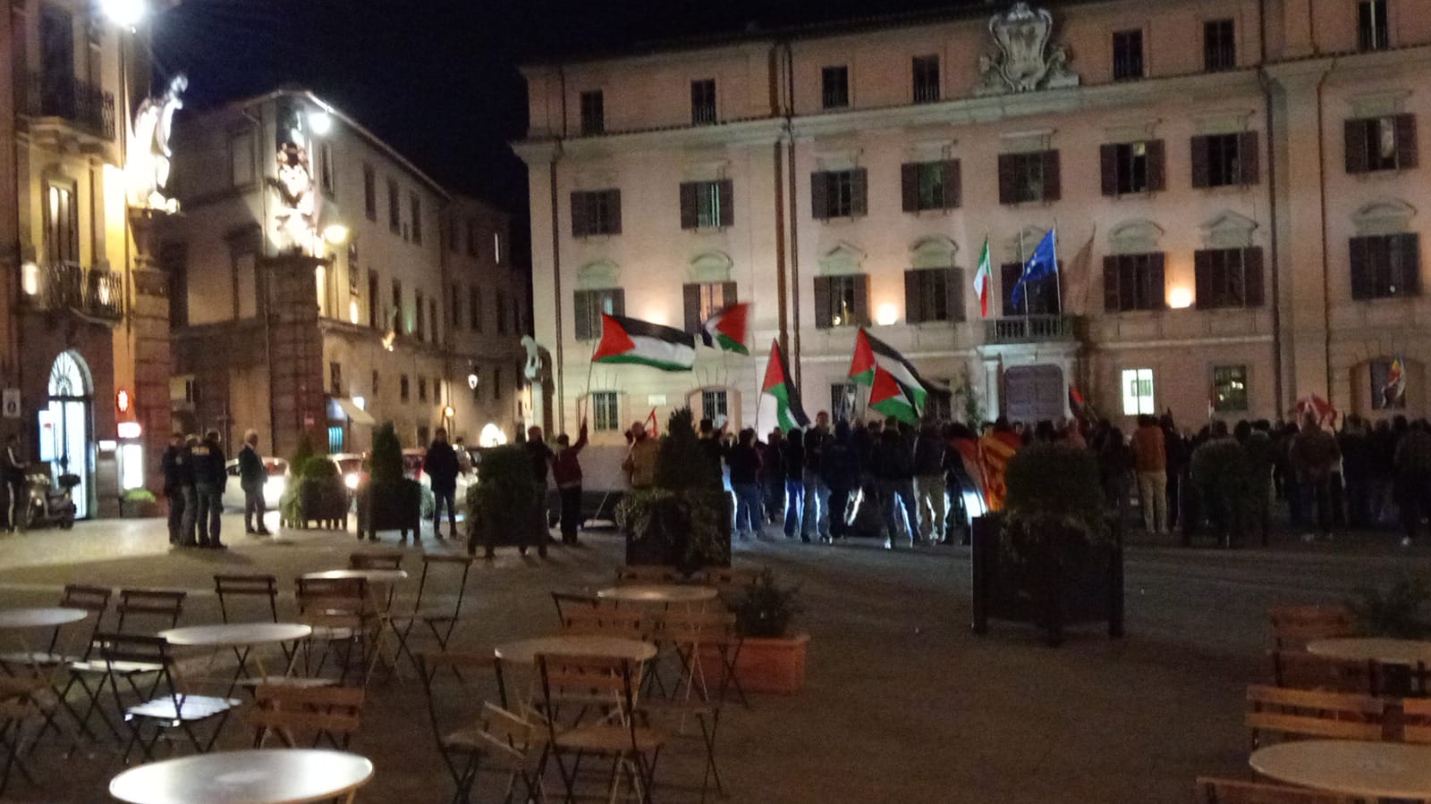 Viterbo – Auto e traffico bloccati in piazza dai manifestati per Gaza