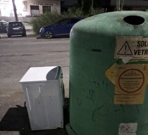 Civitavecchia – Inciviltà e degrado, nuova denuncia: lavatrice scaricata in via Flavioni