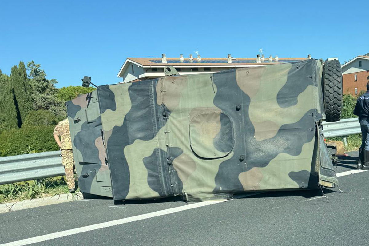 Tarquinia – Incidente sull’A12, jeep dell’Esercito cappotta su un fianco
