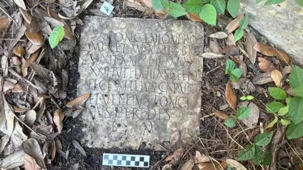 Stele romana scomparsa dal museo di Civitavecchia nel ’44 riemerge in un giardino in America