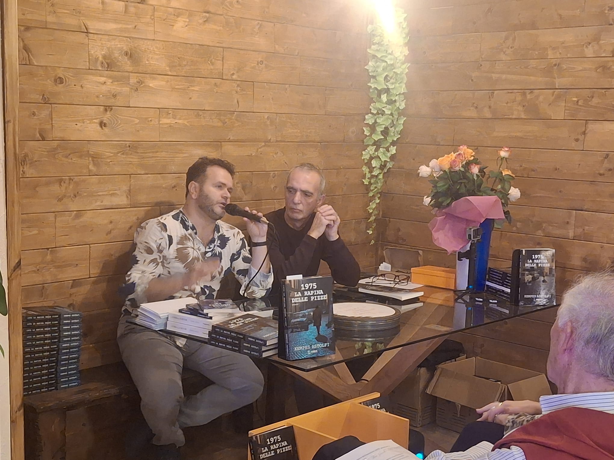 Civitavecchia – Presentazione in grande stile per “La rapina delle pizze”, l’ultimo romanzo di Kempes Astolfi (FOTO)