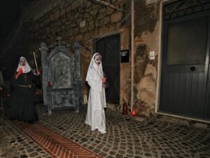 “Le Vie dell’Horror”: a Tarquinia centinaia di figuranti per la festa di Halloween