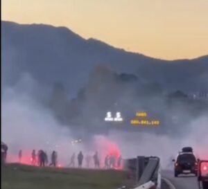 Serie C, violenza e rese dei conti: guerriglia in autostrada tra ultras Catania e Casertana, così l’A2 divenne un inferno