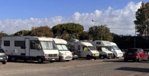 Civitavecchia – Strisce blu al Tribunale e nuovo rimessaggio Immacolata: problemi per studenti e professori