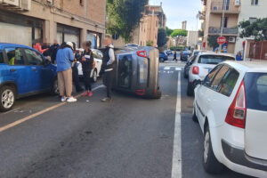 Civitavecchia – Auto cappotta in viale Etruria (FOTO)