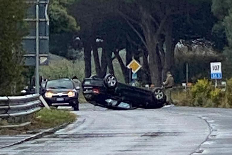 Montalto di Castro – Auto cappotta, lunga coda sull’Aurelia (FOTO)