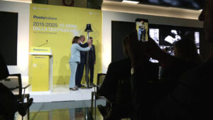 10 anni di Poste Italiane in Borsa, l’azienda festeggia i risultati