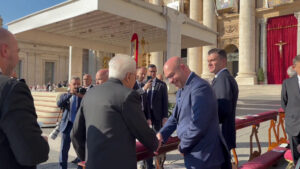 Canonizzazioni, Fontana in piazza San Pietro “Santi costruttori pace”
