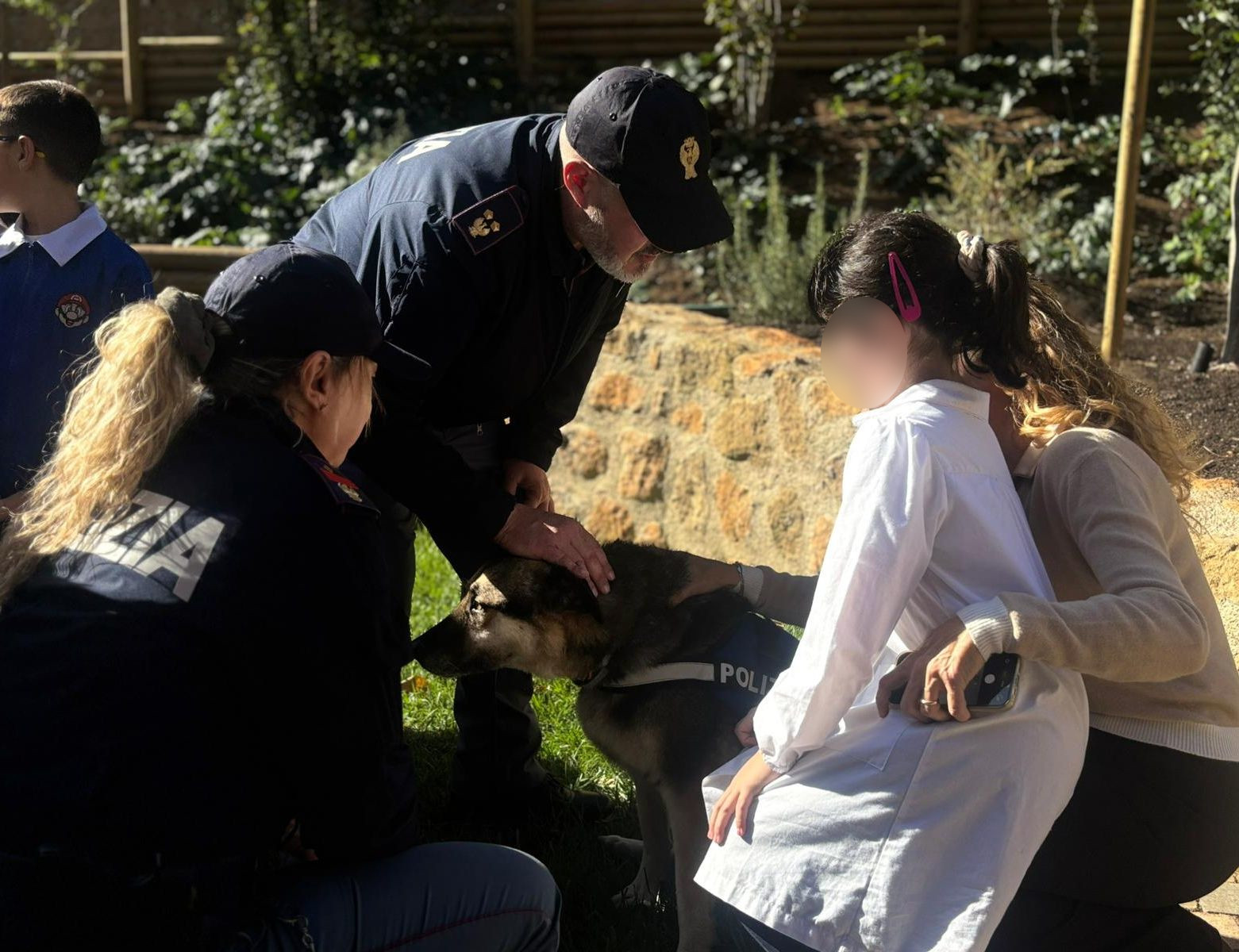 Roma – Il progetto “Scuole Sicure” fa tappa alla Scuola “Giulio Cesare” con un ospite d’eccezione: Rex e le telecamere di “Dalla parte degli animali” accese per lui