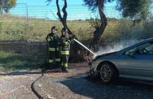 Civitavecchia – Auto in fiamme alle Terme della Ficoncella, paura tra i passanti