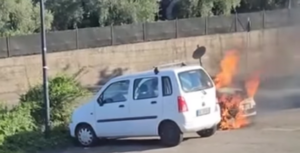 Vitorchiano – Auto in fiamme sulla strada, paura tra i residenti (VIDEO)